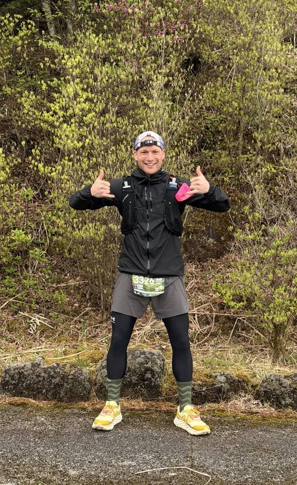 Sven mit erhobenen Daumen auf dem Trail beim Mt. Fuji 100