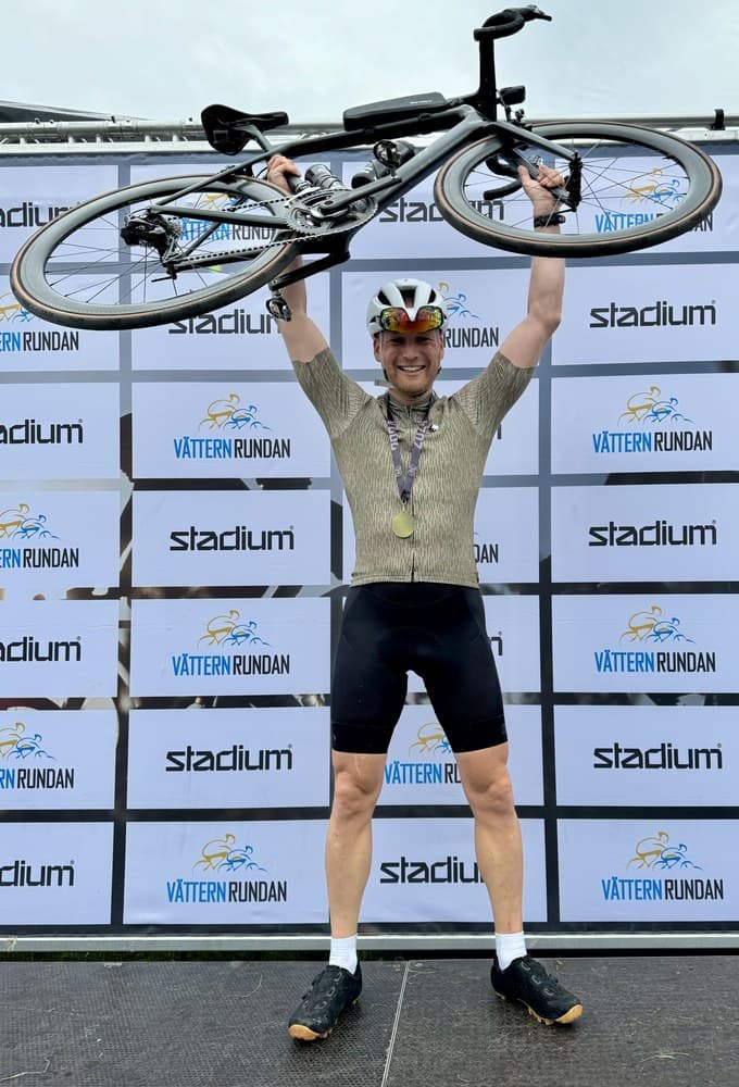 Sven stemmt sein Rennrad im Ziel der Vätternrundan in die Höhe